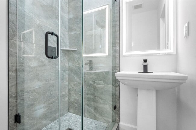Building Photo - Spacious Townhouse in Dallas