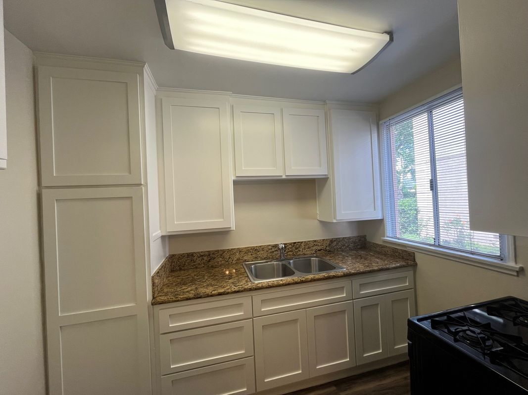 Building Photo - 132 N Maple St