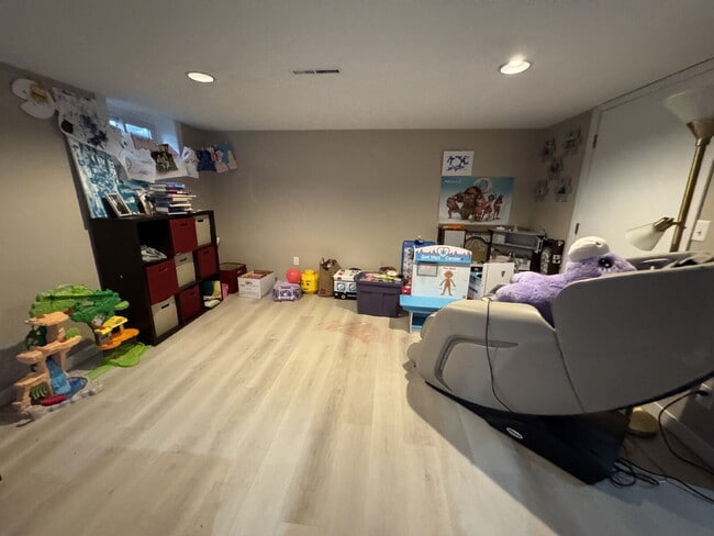 Building Photo - "Experience Elegant Living: 4-Bed Home with Granite Touches & Cozy Fireplace in Cottage Grove!"