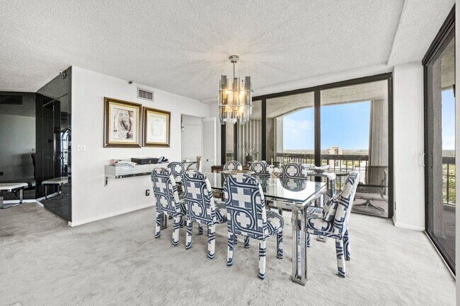 Building Photo - 1900 Consulate Pl