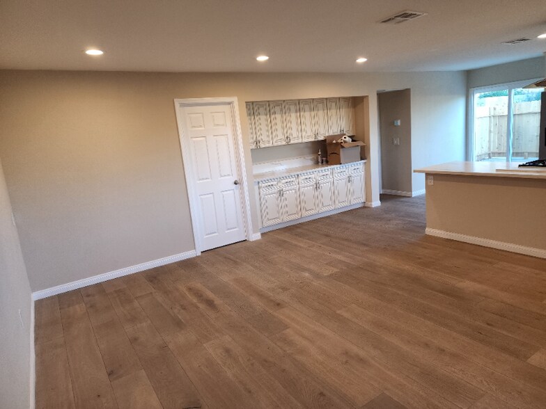 Building Photo - 8580 Golden Ridge Rd