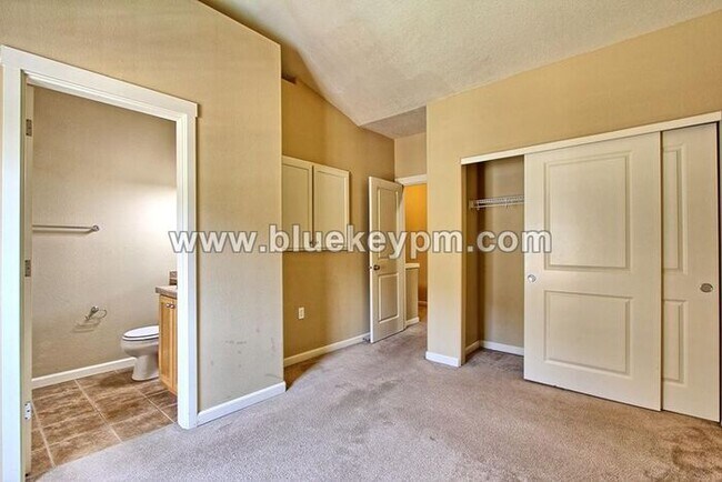 Building Photo - REDUCED $100.. 1/2 Month Rent Free! 2 Bed, 2.5 Bath Townhome at Woodhaven Crossing in Sherwood