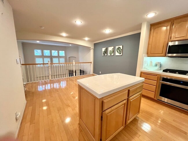 Building Photo - Amazing Downtown Torrance! - 3 bd / 2.5 ba...