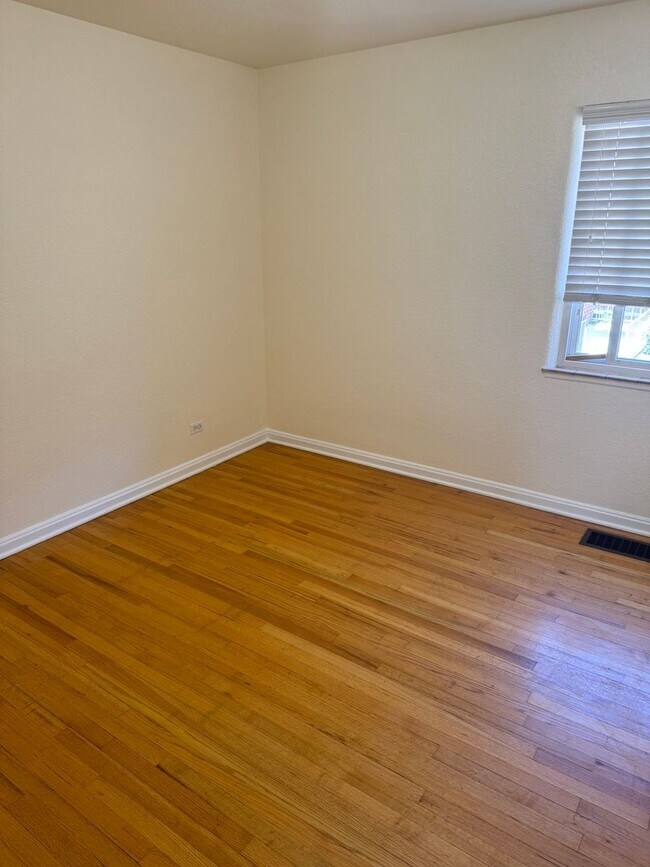 Building Photo - Updated 1 bedroom 1 bath in Mayfair