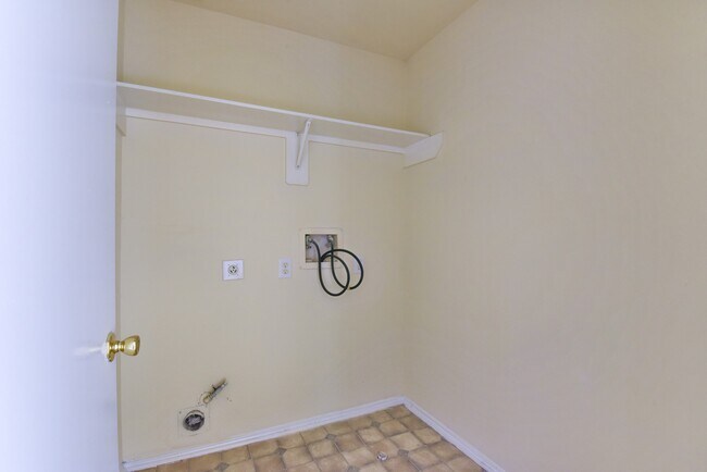 Building Photo - 5719 Clerkenwell Dr