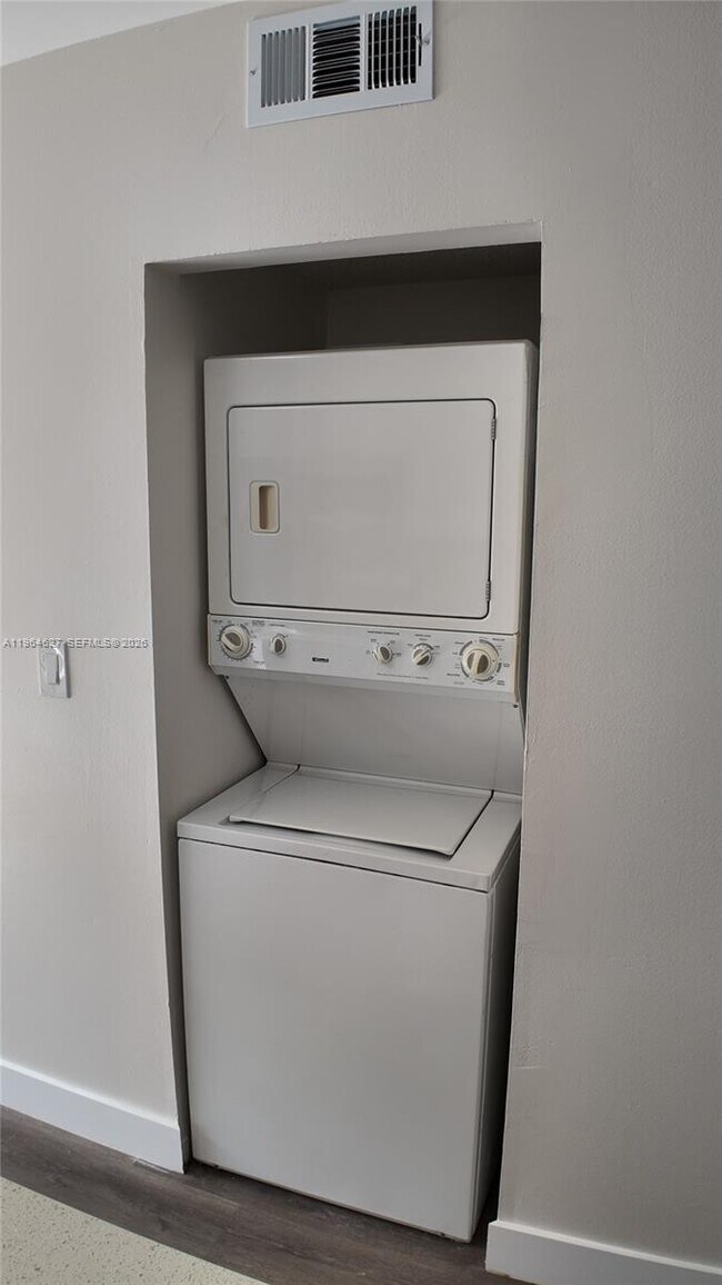 Building Photo - 5400 W 21st Ct