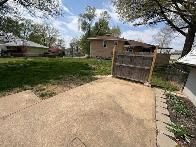 Building Photo - Comfortable 3-Bedroom Home with Fenced Yar...