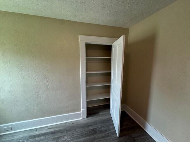 Building Photo - Center Avenue Triplex