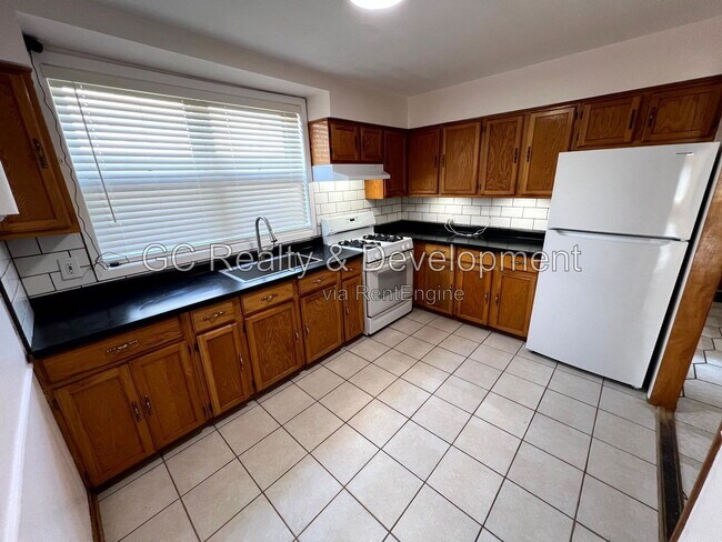Building Photo - 4447 N Melvina Ave