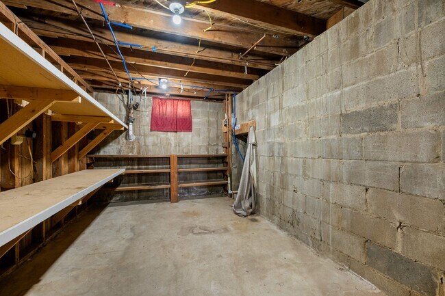Building Photo - 3 Bedroom 2 Bath Home with Bonus Rooms and Tons of Extra Space