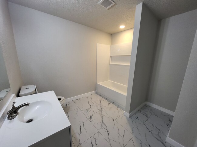 Building Photo - Mid-Century Home Ready for Move-In