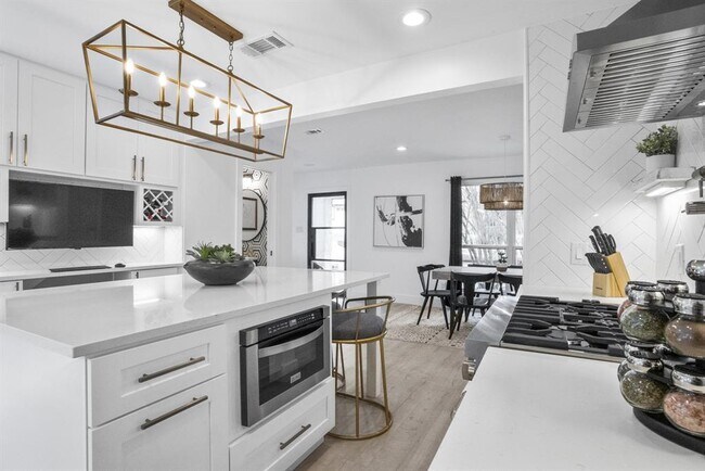 Building Photo - 2001 Wychwood Dr