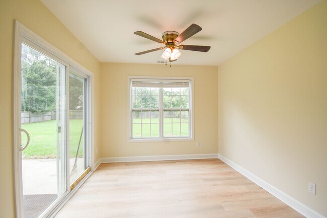 Building Photo - 3 Bedroom 2 Bathroom with Garage