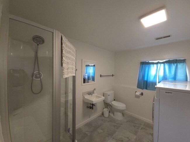 Building Photo - Fully Furnished Home