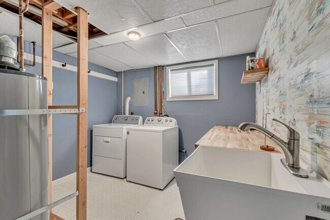 Building Photo - Spacious 4-Bed Unfurnished Home