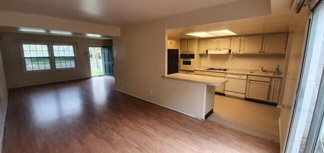 Building Photo - Condo for rent with parking and yard large...
