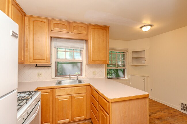 Building Photo - 810 Sylvan Ave