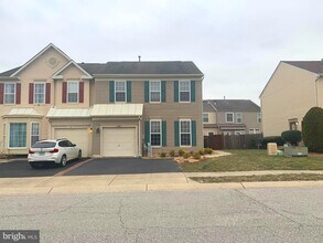 Building Photo - Beautiful 3bd 2/2bth duplex with attached ...