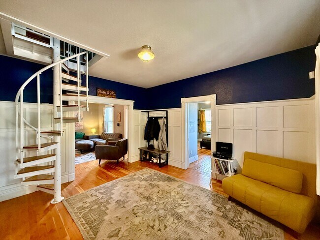 Building Photo - Charming 3-Bedroom Home in the Heart of Co...