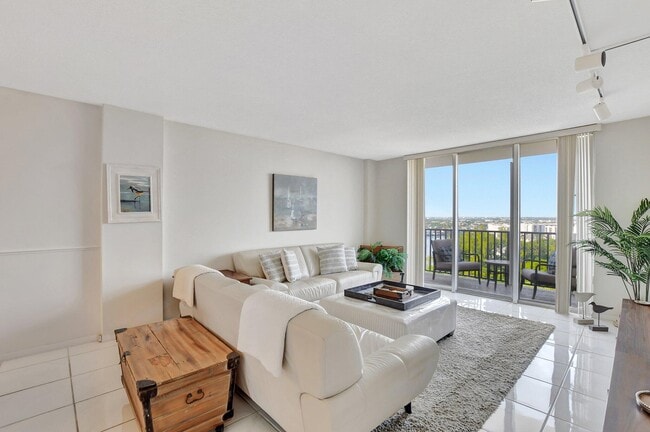 Building Photo - 2121 N Ocean Blvd