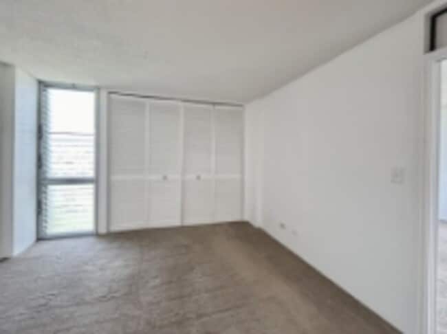 Building Photo - Beautiful golf course views from this Salt Lake - Moanalua condo!