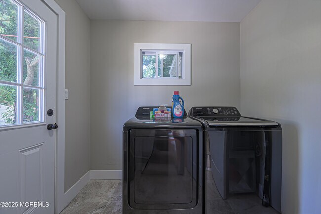 Building Photo - 472 Pinecroft Dr