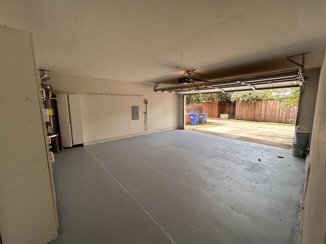 Building Photo - 6104 Oldham Dr