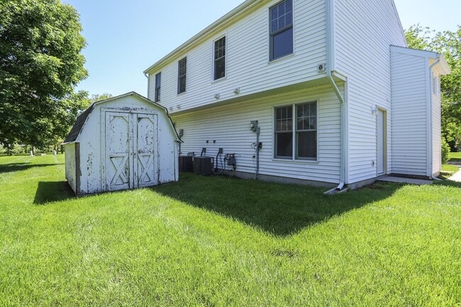 Building Photo - 3 Bedroom 2 bath TownHome