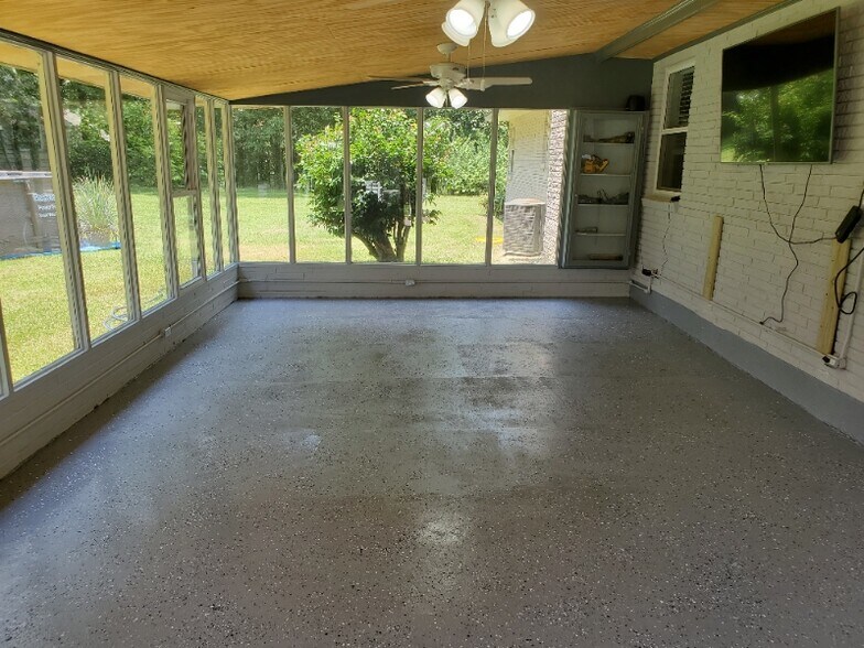 Building Photo - 604 Maple St