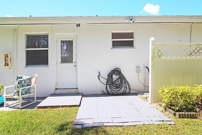 Building Photo - 630 Prosperity Farms Rd