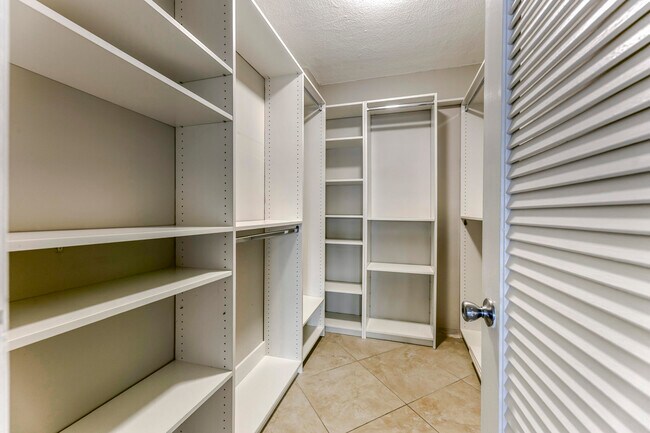 Building Photo - 2900 NE 30th St