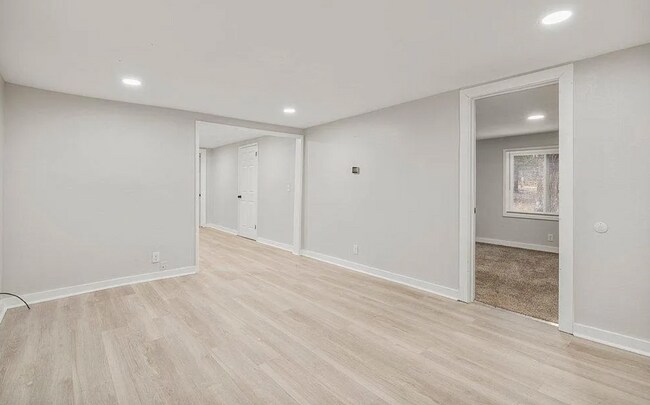 Building Photo - Charming 2 Bedroom Home on a Large Private Lot!