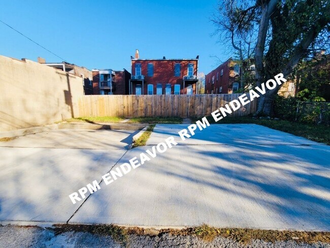 Building Photo - 3230 Pulaski St