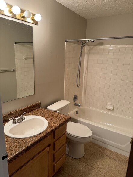 Building Photo - 6620 Green Branch Dr