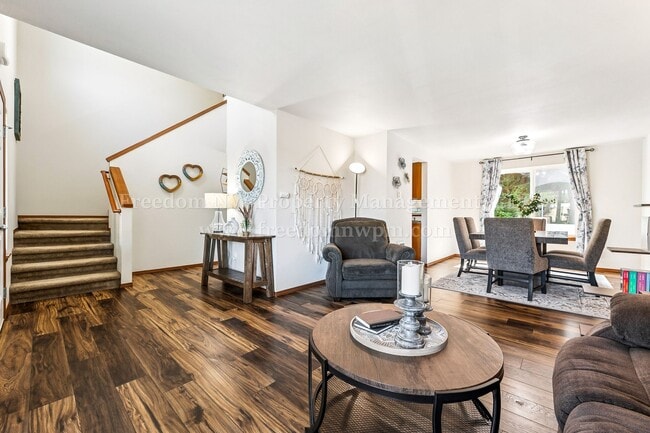 Building Photo - 704 Evergreen Place