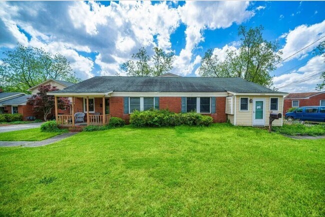 Primary Photo - 2320 Allen Ave