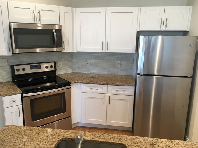 Building Photo - 875 Elm St