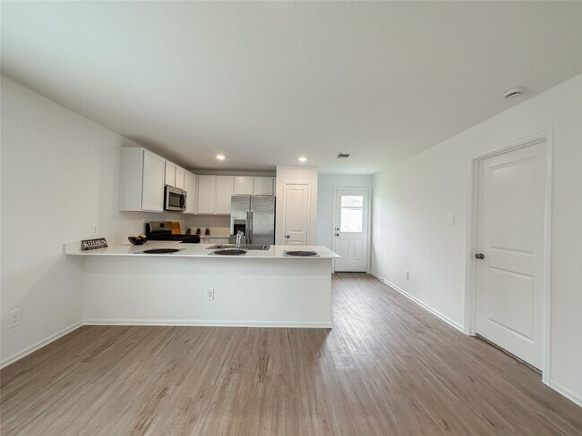 Building Photo - 1495 Las Cuevas Dr