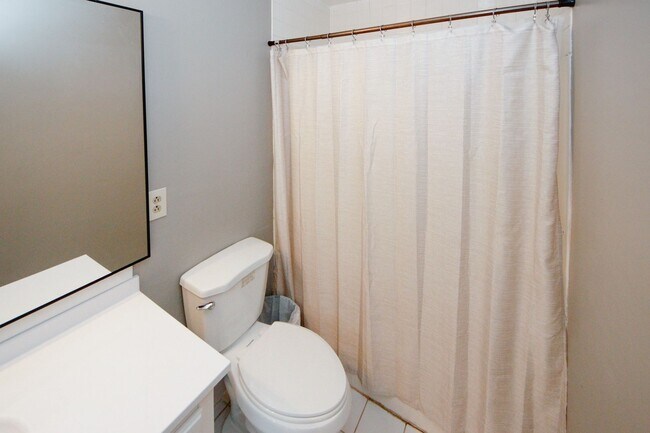 Building Photo - 1424 Shadowbrook Dr