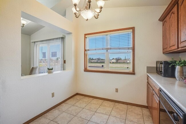 Building Photo - 1561 Spring Ct