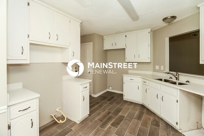 Building Photo - 3 Bedroom Pet-Friendly Home in Jonesboro, GA with Main Street Renewal