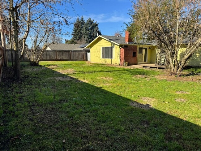 Building Photo - Updated 4 bedroom 1 bathroom house in Eugene!