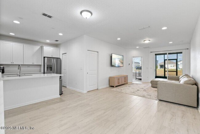 Building Photo - 712 Cherry Elm Dr