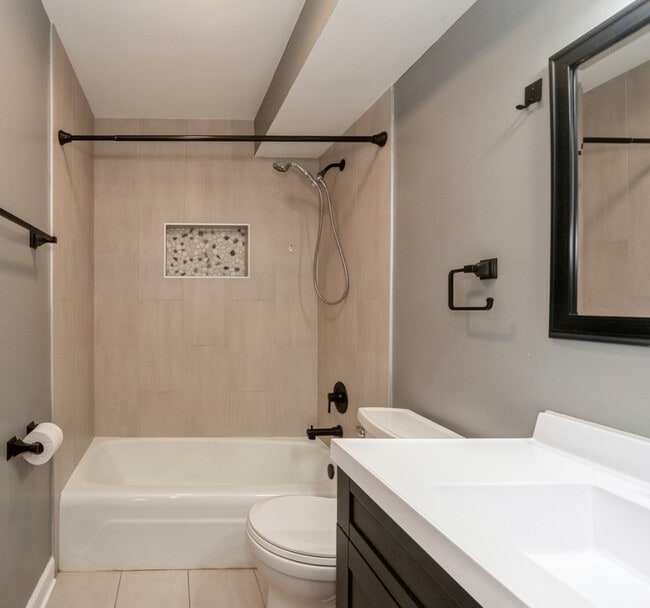 Building Photo - 880 E Old Willow Rd