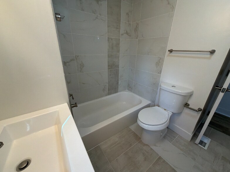 Building Photo - 8401 Peakview Dr