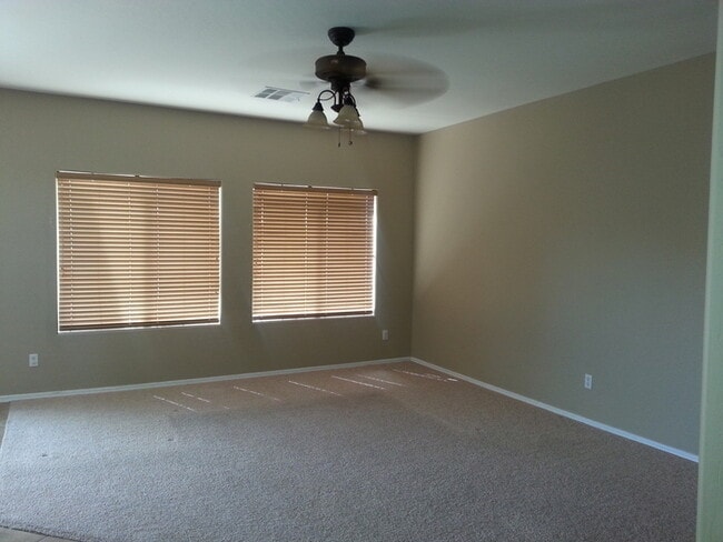 Building Photo - Rare 6 Bed, 3.5 Bath Home in San Tan Valley