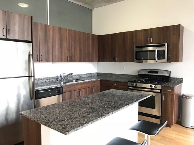 Building Photo - High floor 2b2b unit right by Westloop