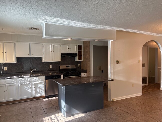 Building Photo - 4037 Piedmont Dr