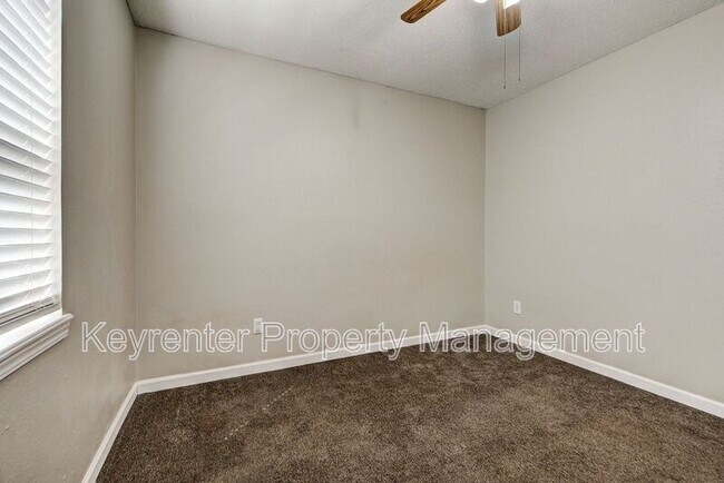 Building Photo - 1120 Kings Ct