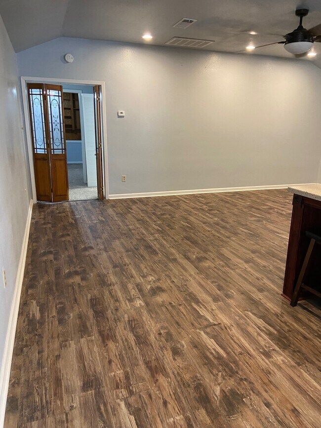 Building Photo - 73 Surrey Oak Ct